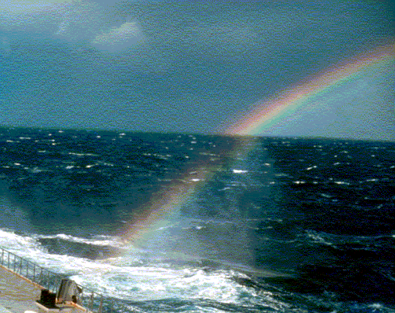 Figuur 2: Regenboog waarbij een deel veroorzaakt wordt door opspattend zout water met een grotere brekingsindex