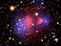 Figuur 3: Galaxieën na botsing. Via gravitatielens effecten is bepaald dat de zwaartepunten van deze galaxieën verder van elkaar afliggen dan men op grond van licht/straling zou concluderen. Dit wordt opgevat als een aanwijzing voor het bestaan van donkere materie.